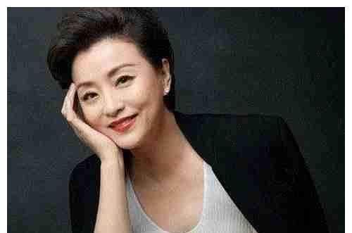 杨澜|央视主持四年辞职，赴美国转凤凰卫视，今70亿身家挎13万包高姿态亮相