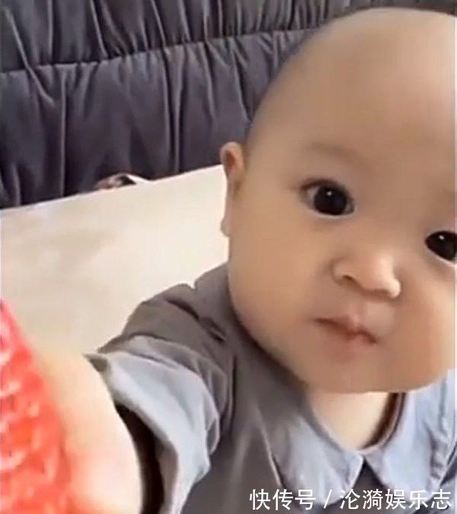 宝爸|宝宝咬了一口草莓就递给爸爸却不吃,宝宝下面的行为让宝爸泪目