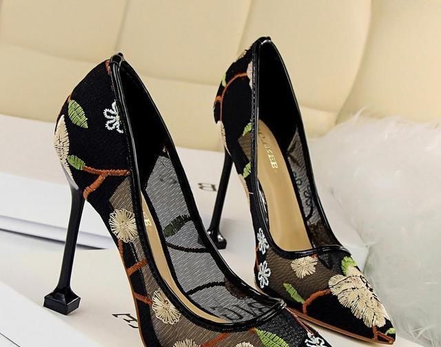 鞋型|矮个子不一定非要穿高跟鞋,今年流行这3双显高鞋,不累脚还时髦