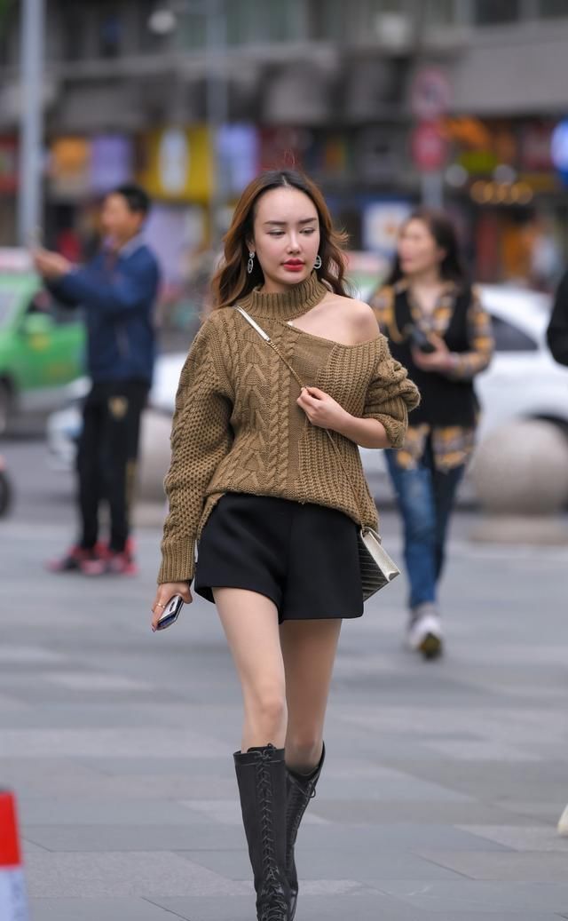 瑜伽裤穿出自然不做作风情，表露青春时尚感，凸显甜美风格