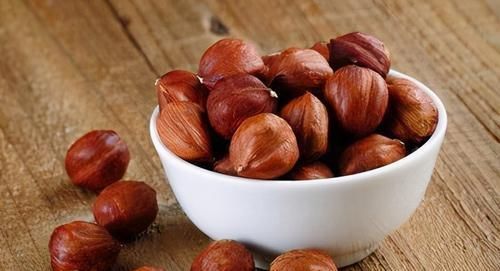 榛子|女性到了中年推荐3种食物,祛皱抗衰,排毒消脂,清理体内毒素