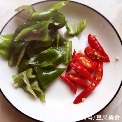 红椒|暖冬这道香辣下饭菜——芹菜炒腊肠，暖胃暖身又暖心