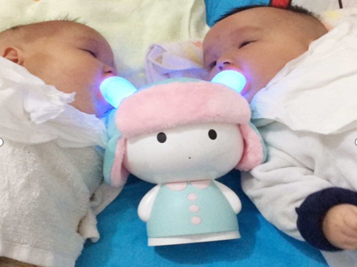 睡姿|姐弟情深,从这些“奇葩”睡姿就能看出来,一言不合就“腿锁喉”