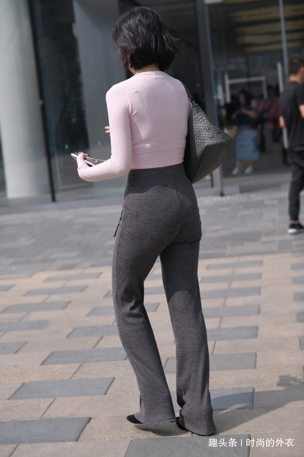小姐姐 休闲时尚的喇叭裤穿搭,舒适又显气质,让你轻松摆脱路人感