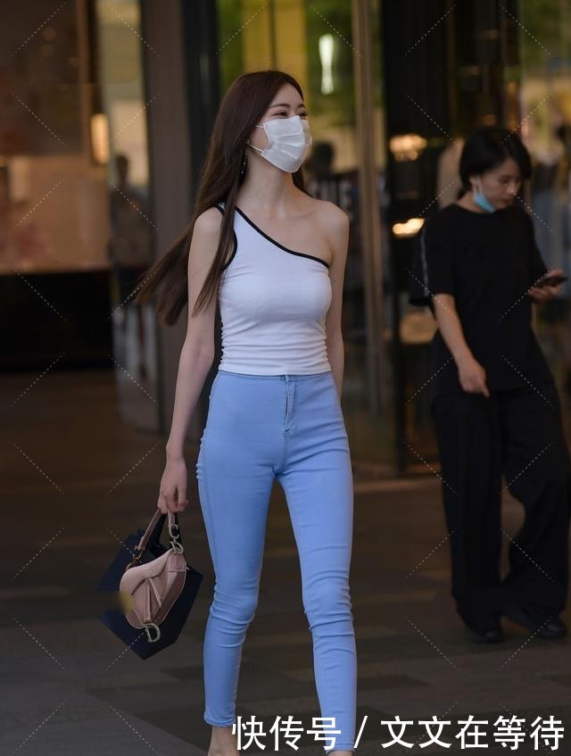 洞裤|斜肩领紧身上衣，搭配端庄牛仔裤，凸显干净清爽淑女气质