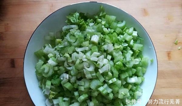 用芹菜来炒肉末,用勺子挖着吃,过瘾