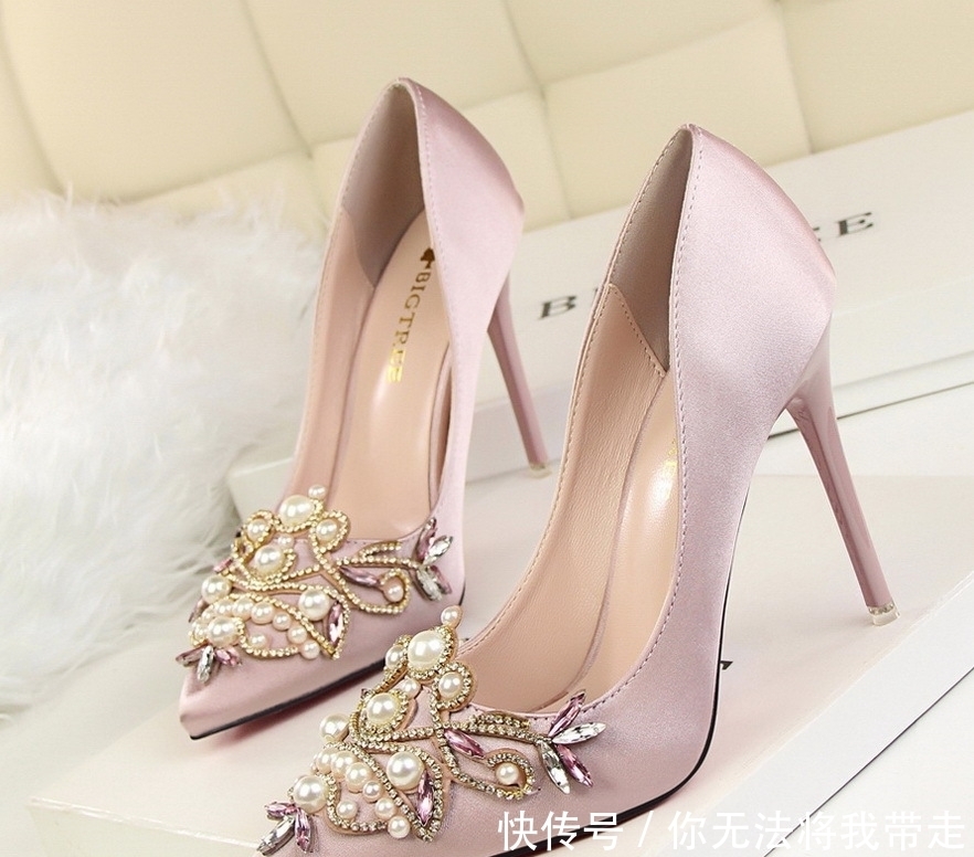 短靴女鞋|大年初一,小红穿这“欧式”高跟鞋,袅袅婷婷,一下子就把我迷倒