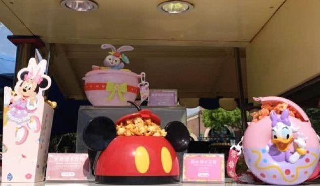 爆米花|迪士尼草莓味儿的爆米花,卖130一桶,里面可是真的有大颗草莓