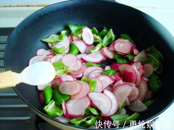 腊肠|萝卜就要这样做，大火炒一炒，口感清脆且入味，来一大口超下饭