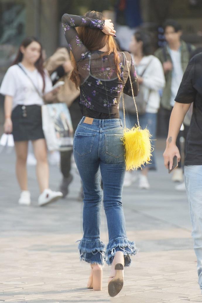 街拍;选择牛仔裤穿搭的女生,造型靓丽,美出了专属的时尚感