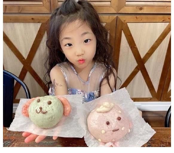 劉畊宏|劉耕宏曬倆女兒，8歲小泡芙越長(zhǎng)越標(biāo)致，手上涂指甲油超精致