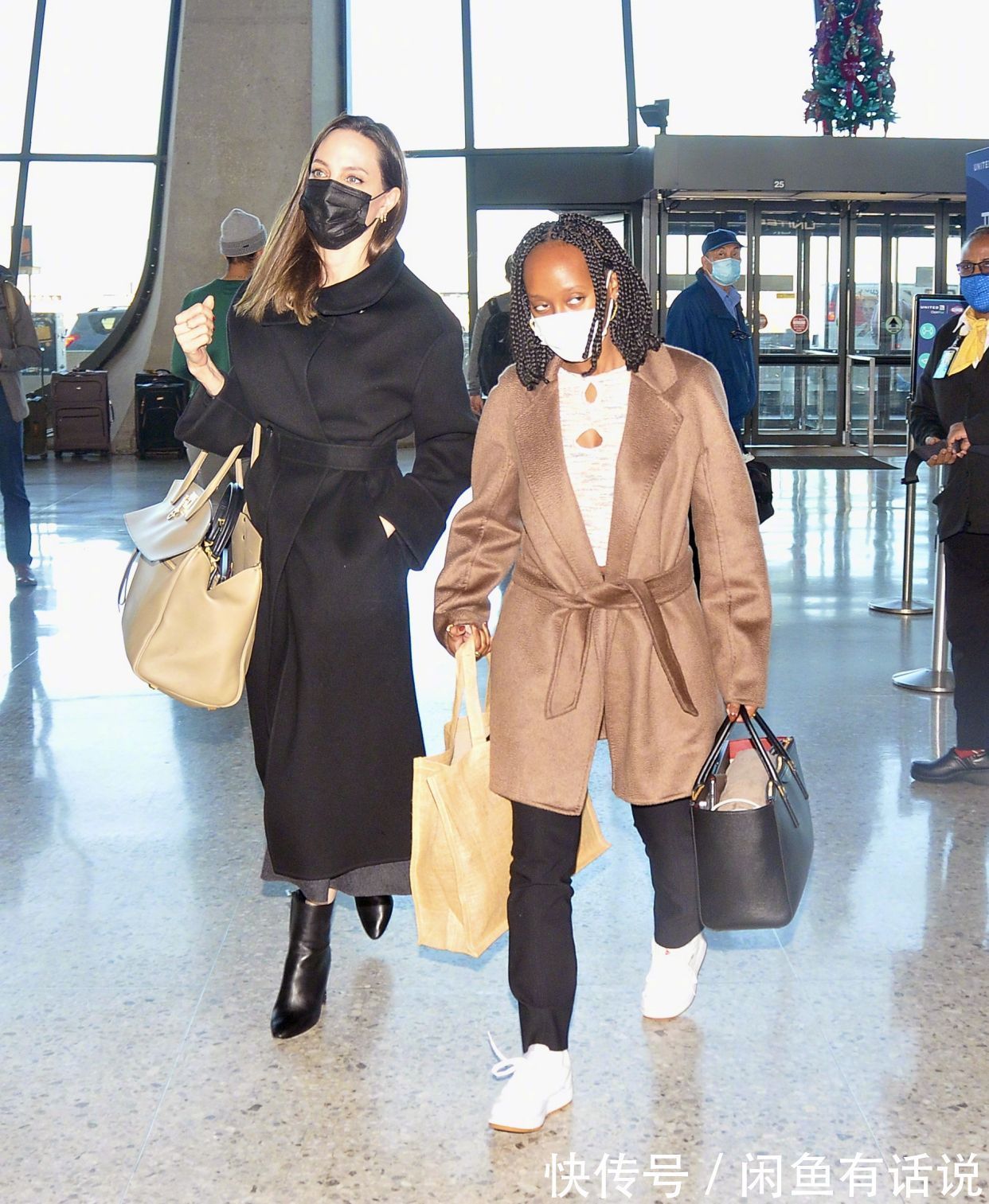 穿搭|朱莉又穿黑大衣走机场,配短靴气场真强,身旁女儿被衬得像小助理