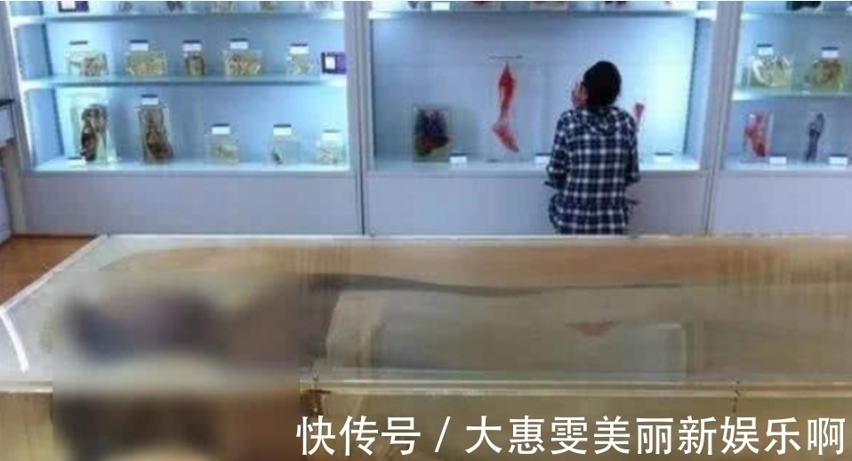女巨人|中国第一女巨人：14岁身高超姚明，18岁猝死，遗体至今保存未火化
