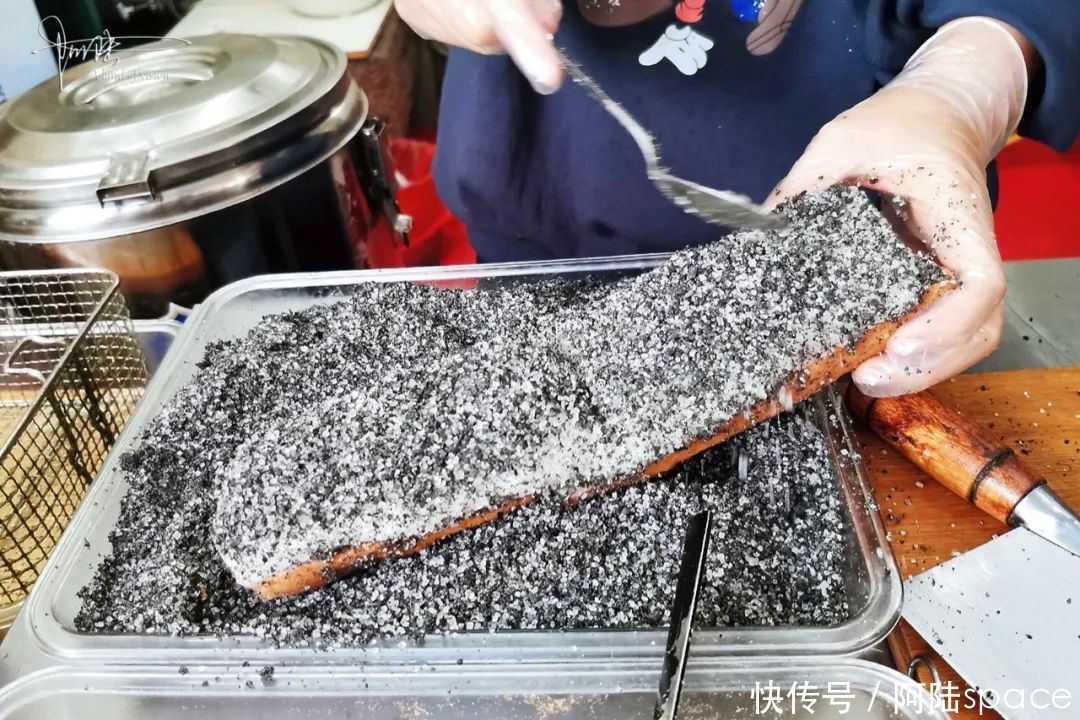 油条|这条非遗美食街上的“油条包麻糍”,不仅卖相好看,味道也不错