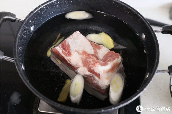 梅菜扣肉端上桌，这做法软烂浓香，入口即化