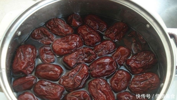 乌黑亮丽|红枣与两种食材一起煮,一天吃一勺,皱纹不见了,头发也乌黑亮丽