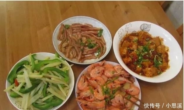 女儿放假非要住姥姥家，说姥姥做的饭菜好吃，发来照片一看，懵了