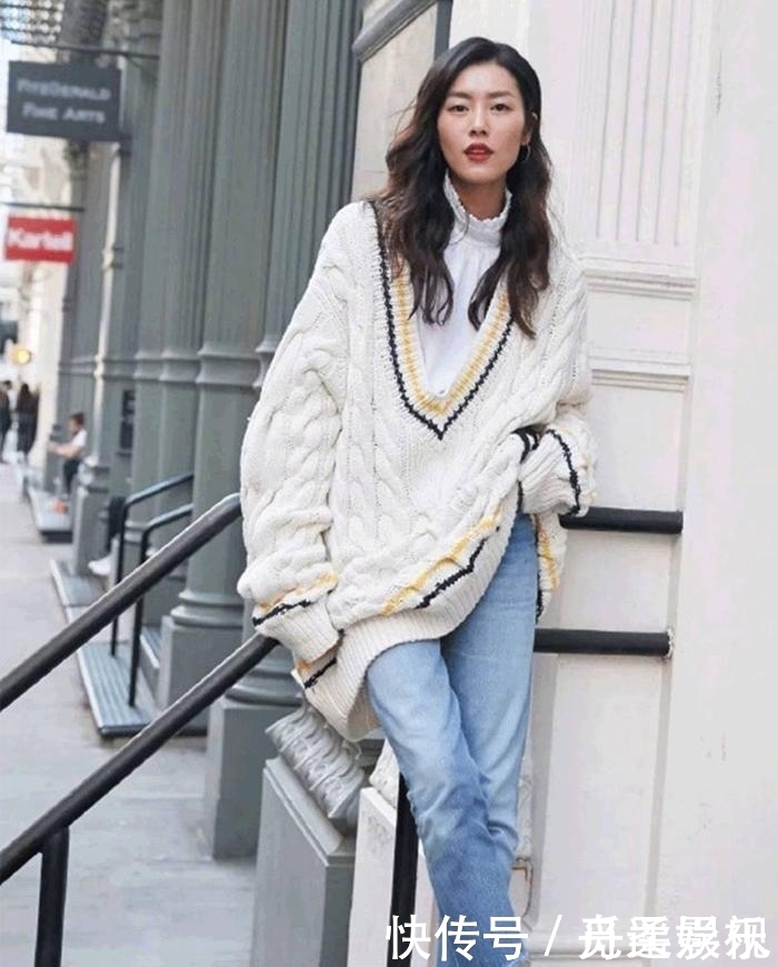 “针织衫+衬衫”才是今春的王牌叠穿CP时髦又高级，明星也上头