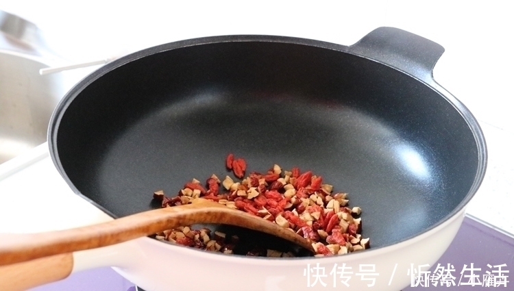 芝麻糖|它是“穷人的阿胶”,一斤十几块钱,隔三差五吃,气血两旺显年轻