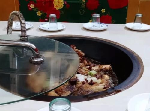 烧烤|蓟州九渔家盛世餐饮铁锅炖,炖水库鱼远近闻名,小烧烤还更胜一筹