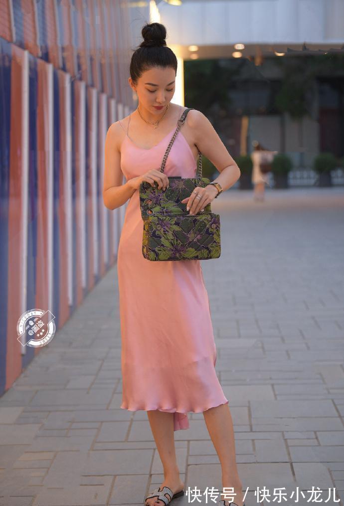 连衣裙 年轻自信的连衣裙穿搭随心又时髦,简约不失大气,时尚新颖