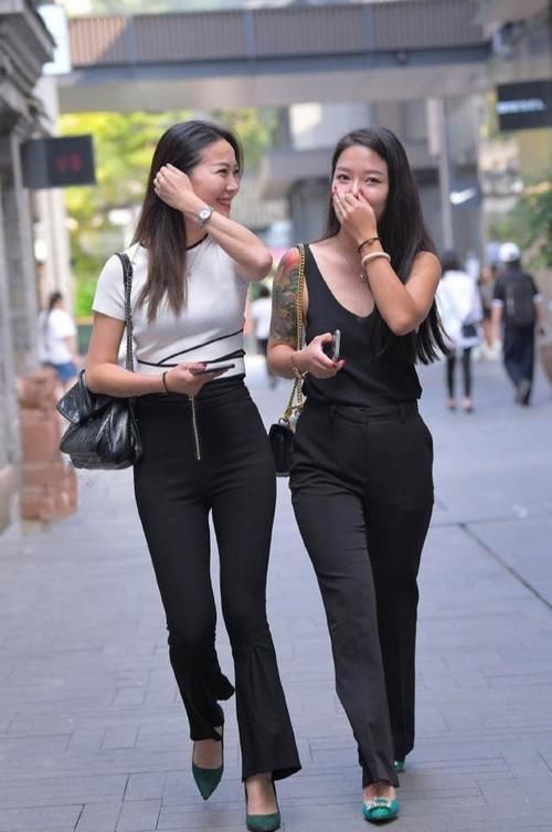 裤子|街拍:不用非得是裙子,女人穿裤子也很有韵味,魅力挡不住