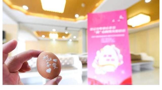 别样|浦东婚登推出别样的献礼建党百年互动，新人跟着师傅蛋雕“初心不变”