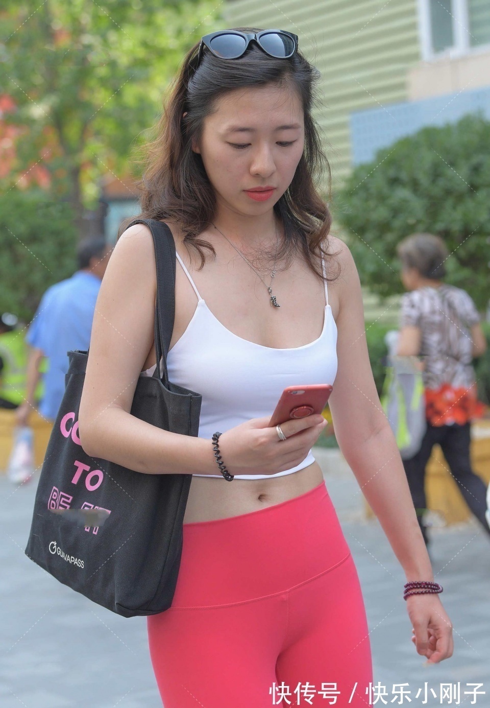 身段 姐姐的气质真是“仙”!非常典型的瓜子脸,我很想请她吃饭聊天