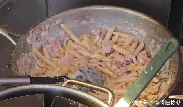 自创|大妈校门前卖“自创”小吃,食客从没见过,6元一碗,每天卖200碗