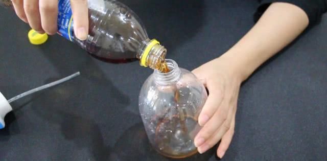 卫生间瓷砖脏了,还在傻傻的用清洁剂只需用它一擦立马洁白如新