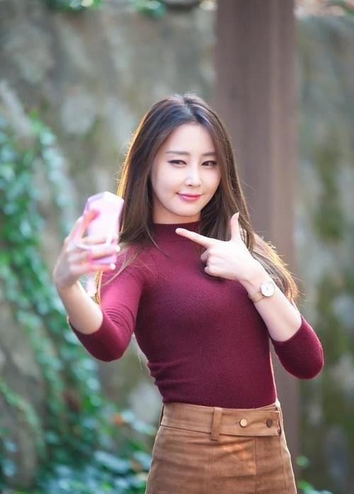  保暖|美女穿搭：小姐姐爱穿红色保暖衫搭配浅黄色短裙， 时尚复古， 青春减龄