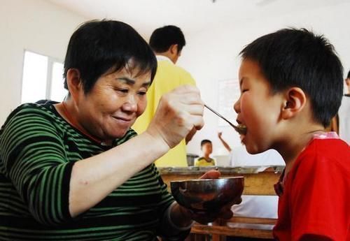 医生|5岁男孩硬被喂成“脾衰竭”,医生家长的这3种好心,是在害娃