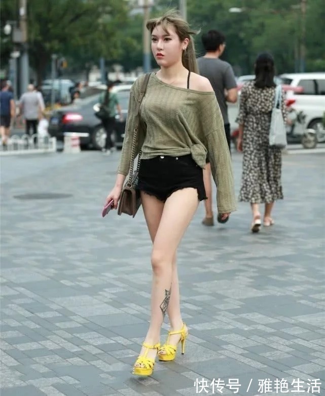 连衣裙|街拍:长发美女身穿白色连衣裙,气质高雅,显得时尚美丽又大方