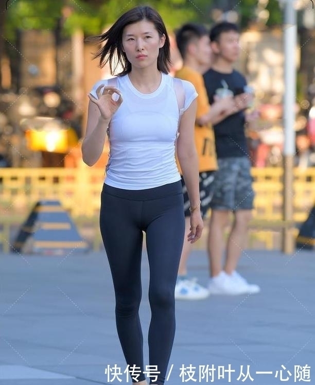 健身裤|白色紧身运动衣搭配黑色运动裤子,青春洋溢,时尚有亮点