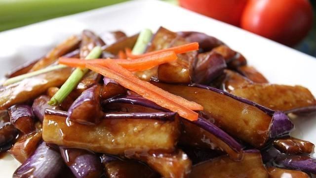 做鱼香茄子时，不要直接下锅炒，多加一步，茄子不油腻，更美味