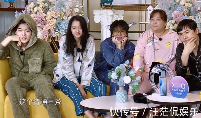 嘉宾们|《王牌》史上最卑微嘉宾，全程赔笑没镜头，关晓彤心疼的抹眼泪