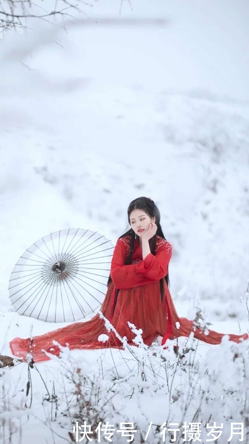 那一抹摇曳的红裙,在心里低吟浅唱