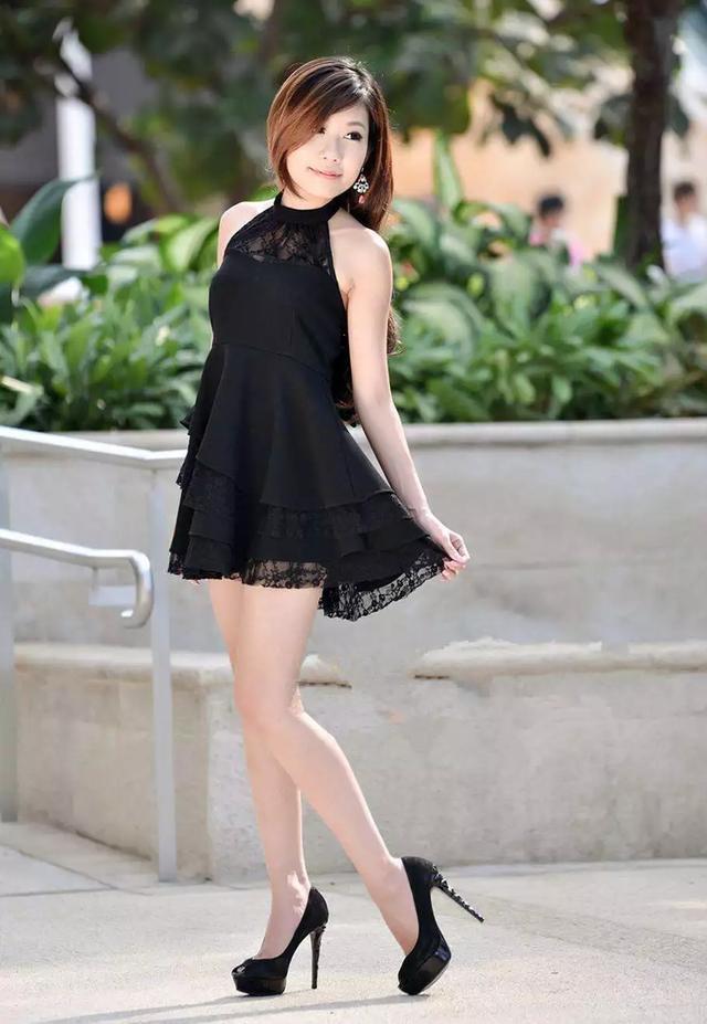小姐姐身上|十分气质长发的小姐姐,身穿挂脖式的黑色连衣裙,让双腿也显得更加的优雅