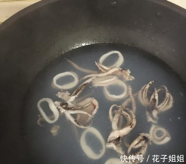  黑椒海鲜粉丝煲，香味扑鼻，好吃又下饭