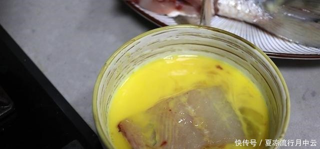 炖鱼不要只加开水,怪不得鱼又腥又嫩,只要一点点,鱼就又嫩又香