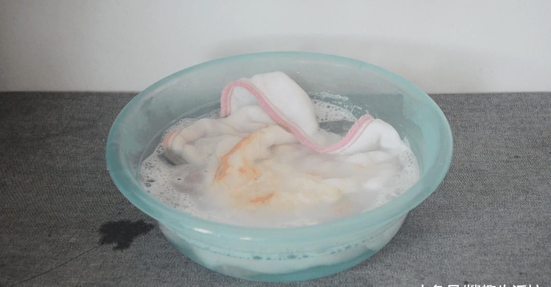 厨房|厨房抹布又脏有油难清洗 教你一招用它泡一泡, 抹布比毛巾还干净