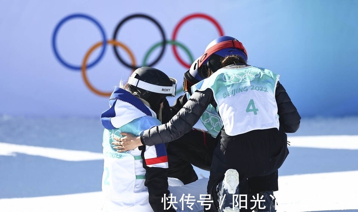 谷爱凌|好暖的女孩!谷爱凌夺金先安慰痛哭的亚军,一路小跑紧紧拥抱对手