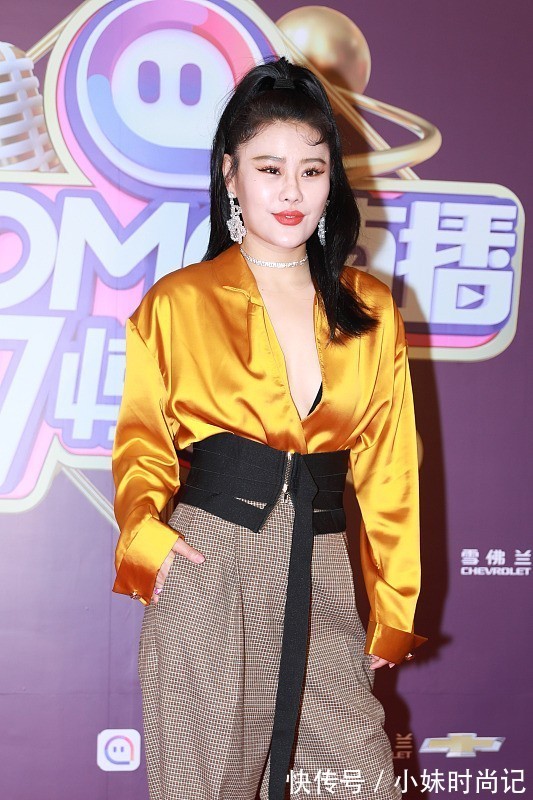 成熟|30+的袁娅维脸部好显“富态”,不过身材挺好,大女人风穿搭真赞