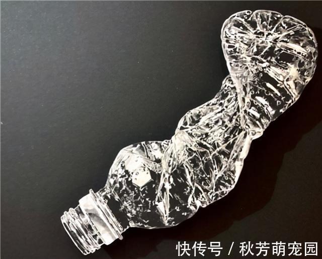 光影@日本妹子把白纸刻成玻璃杯,连水珠都能看见,裸眼3D还能这么玩?