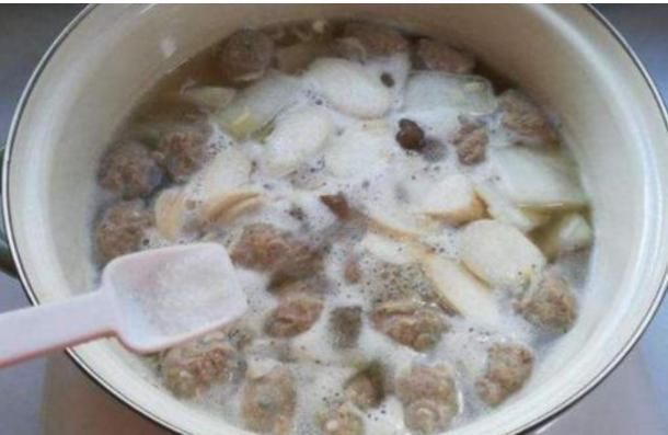 沫子|煮猪肉的“白沫”是脏东西还是营养物质,9成人没猜对,真是白吃