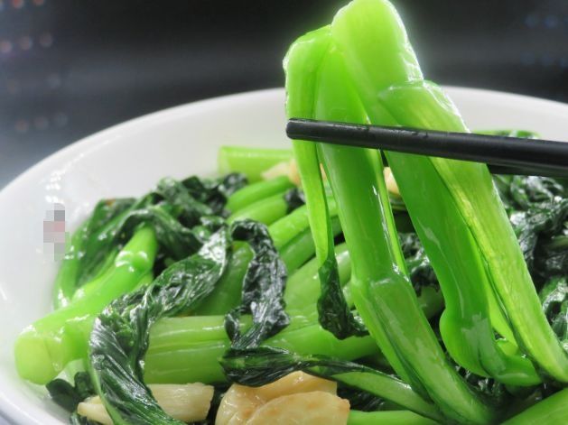 炒青菜，别直接下锅！大厨教你2个技巧，青菜翠绿又脆嫩，不出水