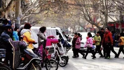 人贩子|大学教授怒批接送孩子现象:会毁掉孩子!家长:您没孩子吧?