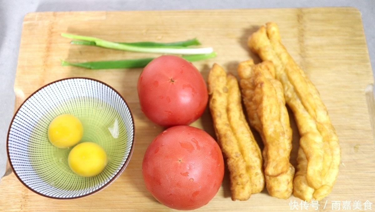  剩油条新做法，入锅搅一搅，喷香扑鼻开胃，老公儿子都说没吃够