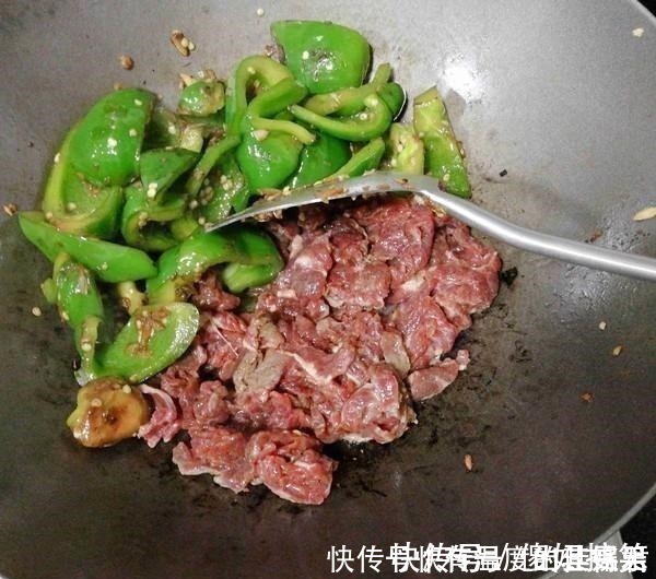 牛肉片儿|炒牛肉时,别用淀粉腌制了!只需这2样,肉质鲜香入味,又滑又嫩