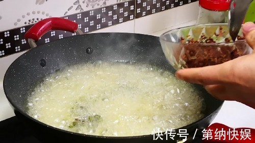 炸花椒油,不要直接下锅炸,少了这1步,难怪花椒油不香也不麻